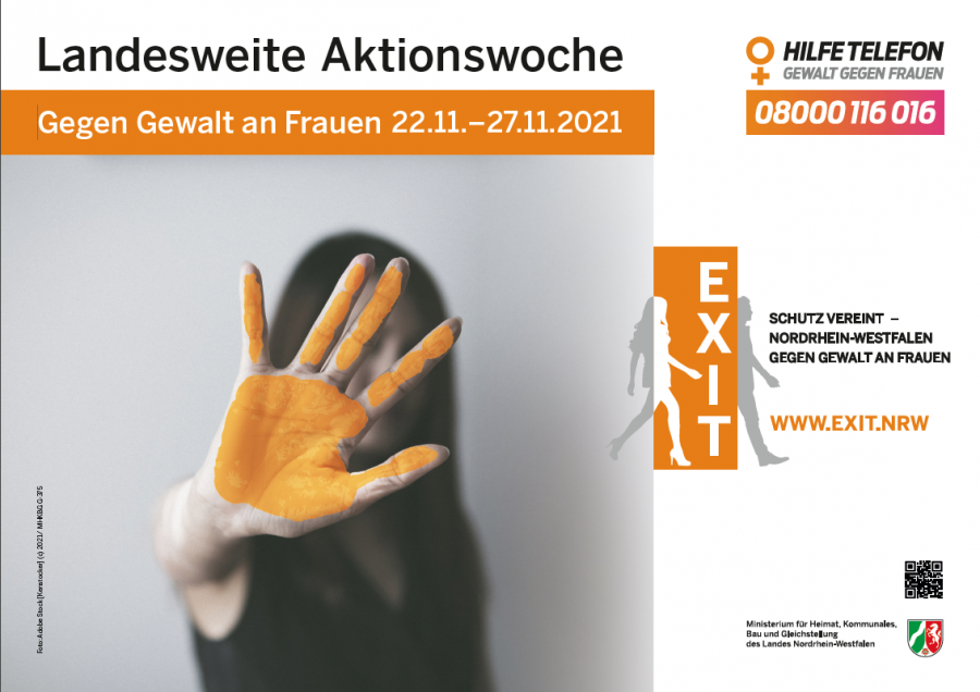 Landrat Christoph Rüther vor dem in Orange angeleutetem Kreishaus zum Gedenktag "Nein - zur Gewalt gegen Frauen!"